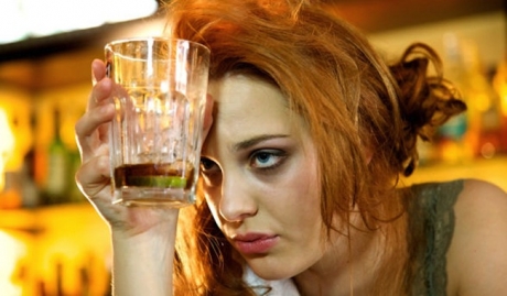 Cum să bei alcool fără dureri de cap: ACEST truc polonez te scapă de mahmureală