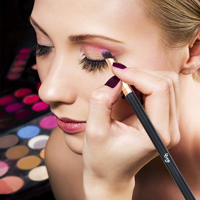 Makeup artist bullied apprentice