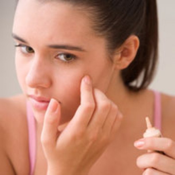 După naștere, acnee și erupții pe față: cauze de acnee pe bărbie și tratament