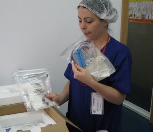 2. Kitul pe care clientul il primeste dupa semnarea contractului. Asistenta tine in mana dispozitivul unde este stocat sangele placentar de la spital si pana la banca