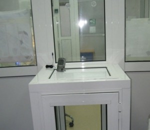 6. Proba validata paraseste laboratorul pentru a fi congelata. Acesta este un congelator programat care scade temperatura gradual, pentru a nu distruge peretii celulari