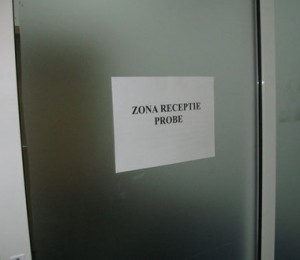 8. Proba este primita intr-o camera speciala