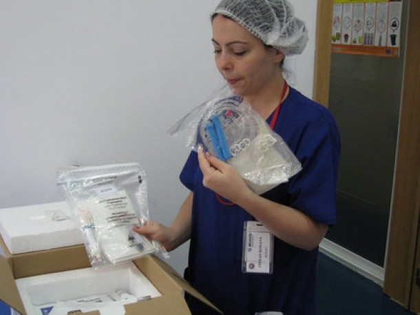 2. Kitul pe care clientul il primeste dupa semnarea contractului. Asistenta tine in mana dispozitivul unde este stocat sangele placentar de la spital si pana la banca