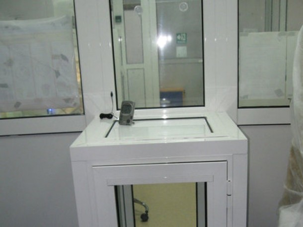 6. Proba validata paraseste laboratorul pentru a fi congelata. Acesta este un congelator programat care scade temperatura gradual, pentru a nu distruge peretii celulari