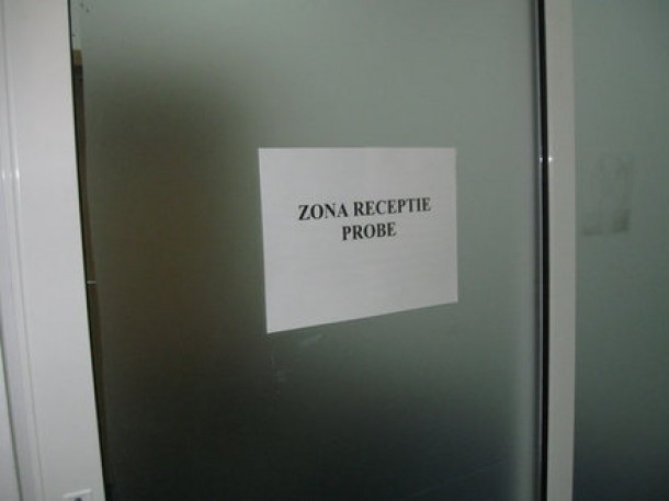 8. Proba este primita intr-o camera speciala