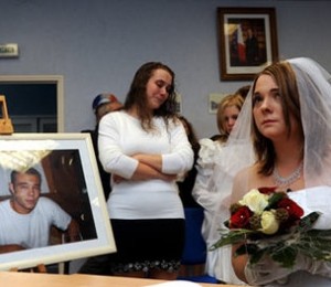 S-a casatorit cu iubitul mort