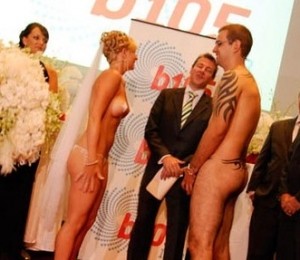 S-au casatorit dezbracati in fata a 250 de invitati