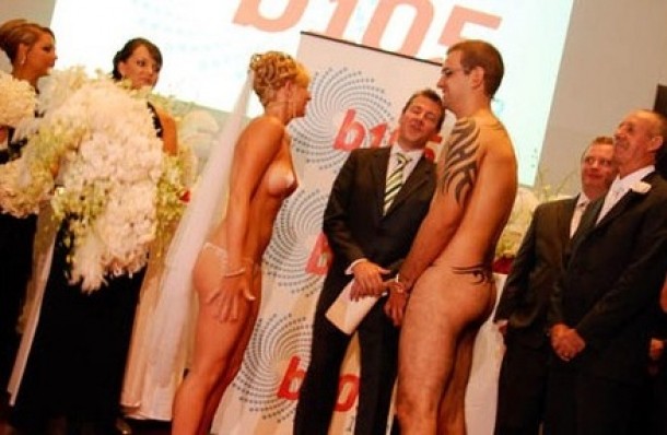 S-au casatorit dezbracati in fata a 250 de invitati
