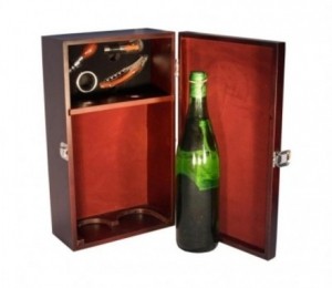 Cutie-cu-accesorii-pentru-doua-sticle-de-vin, 85 de lei, www.myman.ro