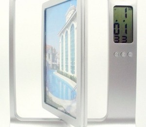 Rama foto rotativa cu ceas si calendar, 45 de lei, www.paradacadourilor.ro