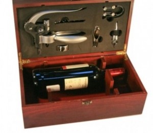 Cutie sticla vin 8 accesorii, 105 lei, www.myman.ro