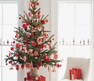 Un brad in rosu si alb