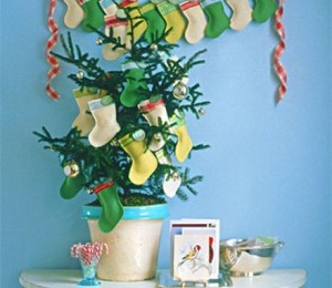 Pomul impodobit cu sosetele de cadou