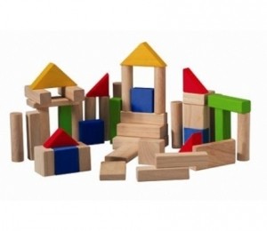 50 de cuburi din lemn Plan Toys, 71 de lei, www.petitcaprice.ro