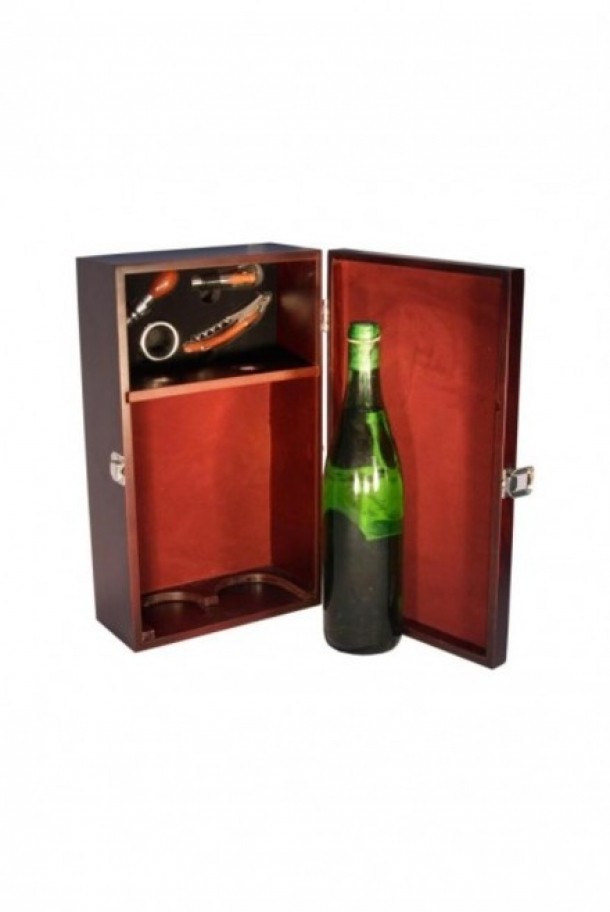 Cutie-cu-accesorii-pentru-doua-sticle-de-vin, 85 de lei, www.myman.ro