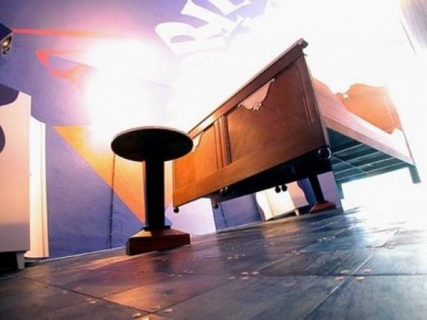 camera cu pat suspendat