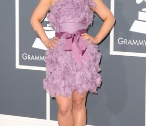 Kelly Osbourne a sclipit intr-o rochie mov, creata de Tadashi Shoji si pantofi de la Alexander McQueen