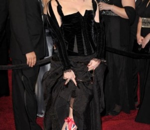 Helena Bonham Carter intr-un costum Colleen Atwood