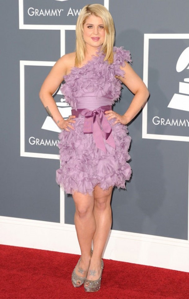 Kelly Osbourne a sclipit intr-o rochie mov, creata de Tadashi Shoji si pantofi de la Alexander McQueen