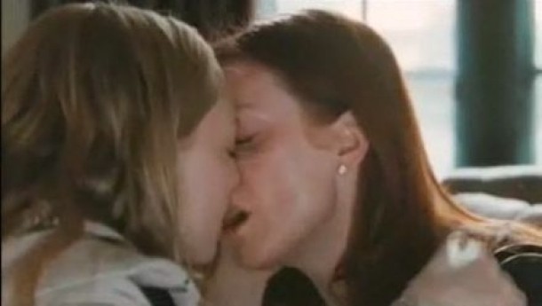 Chloe (Amanda Seyfried and Julianne Moore)