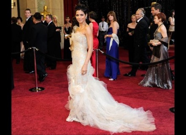 Halle Berry intr-o rochie Marchesa