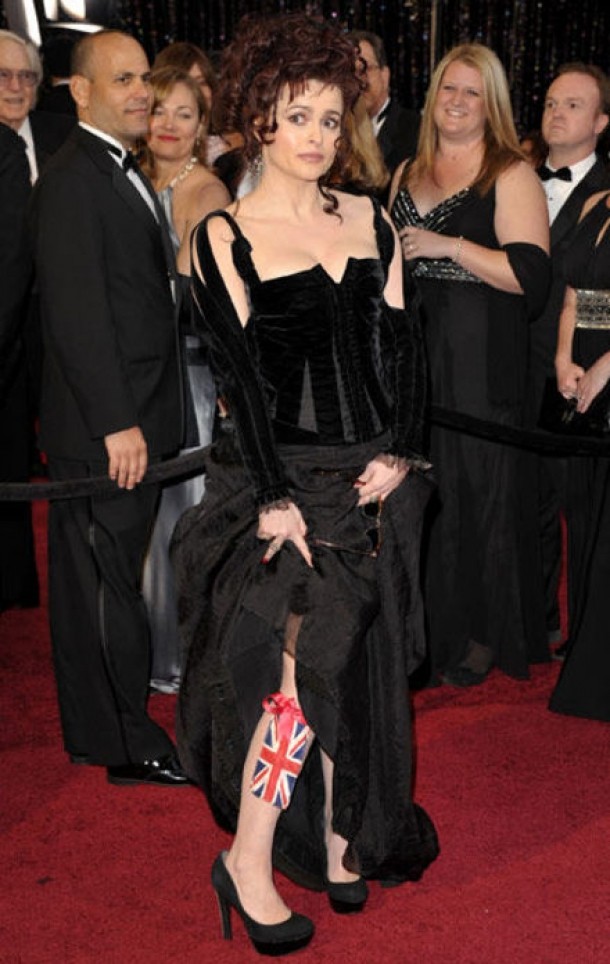 Helena Bonham Carter intr-un costum Colleen Atwood