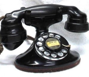 Telefon Vintage (http://www.shopmania.ro/magazin~online-telefoane-si-aparate-fax~produs-brondi-vintage-10~p-8695133.html) - 136.00 Lei