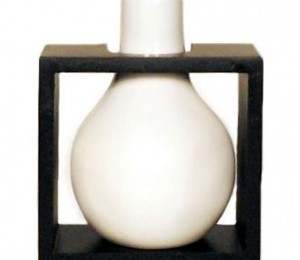 Vas decorativ alb cu suport de lemn negru patrat (http://allstyle-ro-magazin-online-de.allshops.ro/produs/100171/Vas+decorativ+alb+cu+suport+de+lemn+negru+patrat.html) - 40.00 Lei