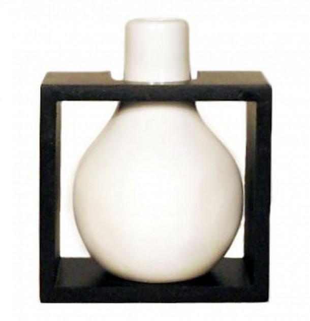 Vas decorativ alb cu suport de lemn negru patrat (http://allstyle-ro-magazin-online-de.allshops.ro/produs/100171/Vas+decorativ+alb+cu+suport+de+lemn+negru+patrat.html) - 40.00 Lei