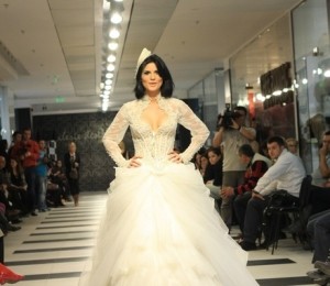 Cantareata Ellie White intr-o rochie de mireasa Florentina Stoenescu - Galeria Designerilor Romani