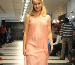 Oana Ionita (Cronica Carcotasilor, Prima TV) intr-o tinuta Dorin Negrau