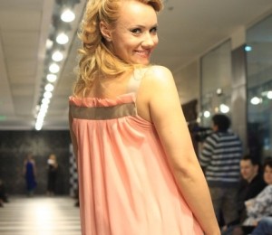 Oana Ionita (Cronica Carcotasilor, Prima TV) intr-o tinuta Dorin Negrau