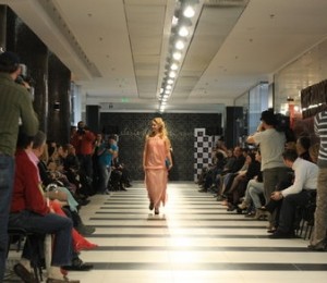 Oana Ionita (Cronica Carcotasilor, Prima TV) intr-o tinuta Dorin Negrau