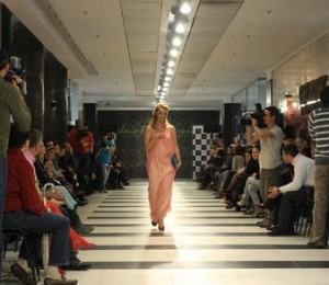 Oana Ionita (Cronica Carcotasilor, Prima TV) intr-o tinuta Dorin Negrau