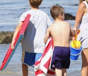 copiii lui David Beckham la plaja