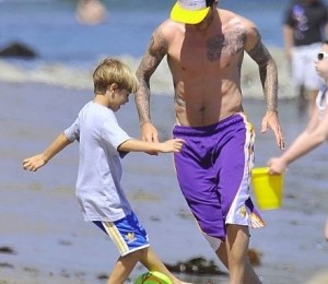 David Beckham si copii  la plaja