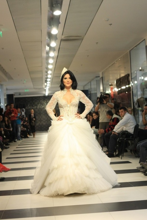 Cantareata Ellie White intr-o rochie de mireasa Florentina Stoenescu - Galeria Designerilor Romani