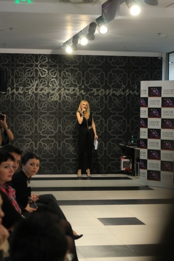 Dana Savuica a prezentat evenimentul intr-o tinuta semnata Elena Perseil