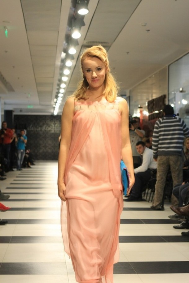 Oana Ionita (Cronica Carcotasilor, Prima TV) intr-o tinuta Dorin Negrau