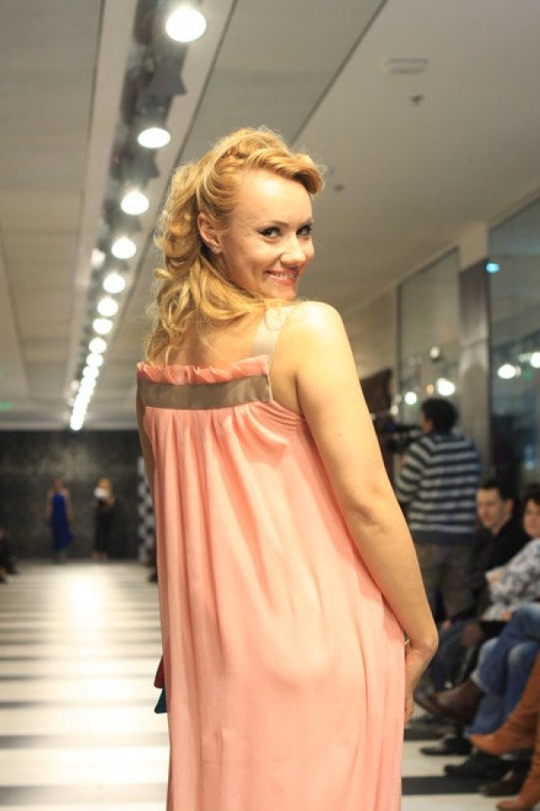 Oana Ionita (Cronica Carcotasilor, Prima TV) intr-o tinuta Dorin Negrau