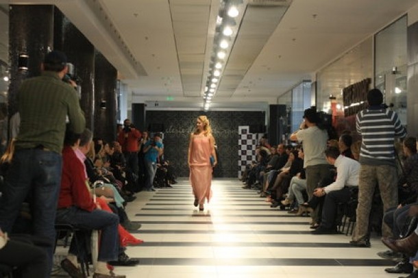 Oana Ionita (Cronica Carcotasilor, Prima TV) intr-o tinuta Dorin Negrau