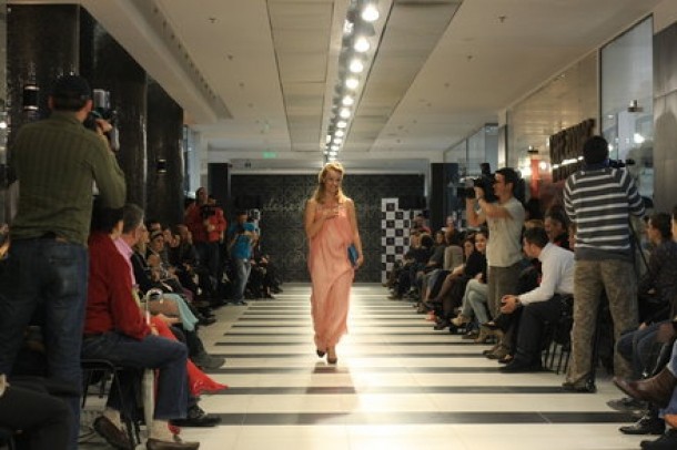 Oana Ionita (Cronica Carcotasilor, Prima TV) intr-o tinuta Dorin Negrau