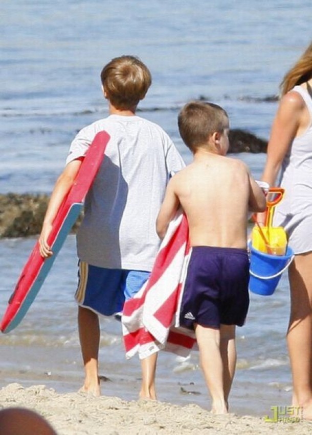 copiii lui David Beckham la plaja
