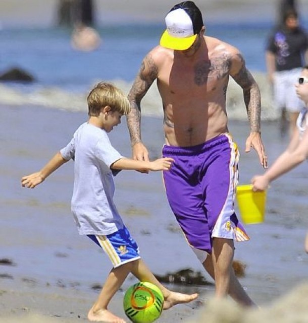 David Beckham si copii  la plaja