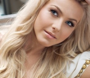 Julianne Hough - Cu machiaj