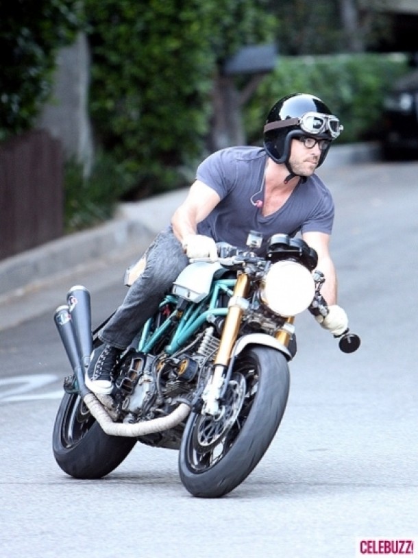 Ryan Reynolds acasa la Sandra Bullock