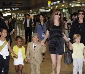 Angelina Jolie impreuna cu Maddox, Zahara, Pax si Shiloh.