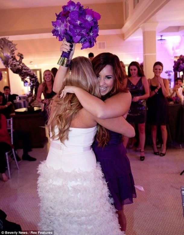 Tiffany Thornton si Demi Lovato