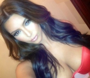 Kim Kardashian isi arata noul look