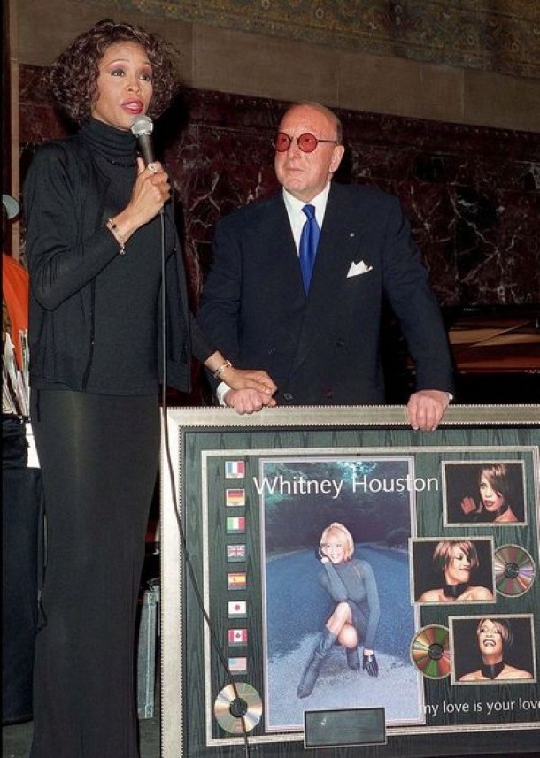 Whitney Houston si Clive Davis - Distinctie pentru albumul "My Love is your Love"